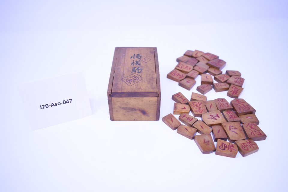 Unusual carved wooden tiles with red characters - early Meiji - Kiribako